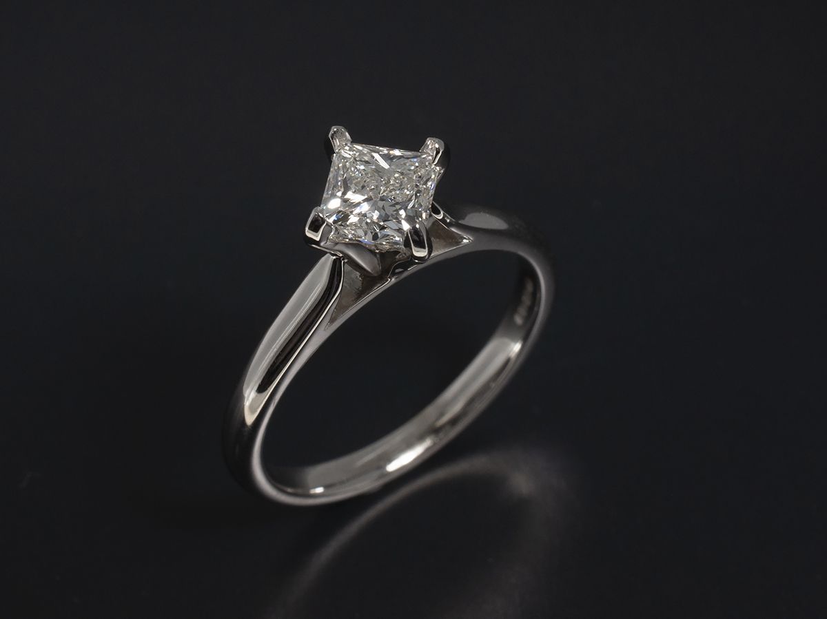 Compass-set princess cut, 0.91ct, in 9kt white gold.